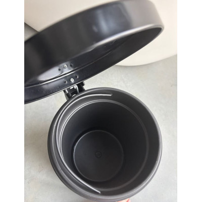 IŠPARDAVIMAS. Bocchi šiukšliadėžė su pedalu (smulkūs defektai)