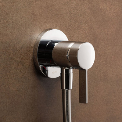 Keuco IXMO solo potinkinio dušo maišytuvo komplektas, su žarnos išvestimi ir apvalia apdaila