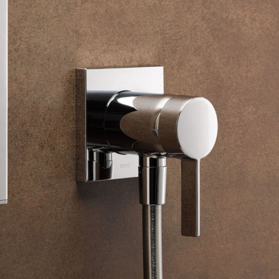 Keuco IXMO solo potinkinio dušo maišytuvo komplektas, su žarnos išvestimi ir kvadratine apdaila